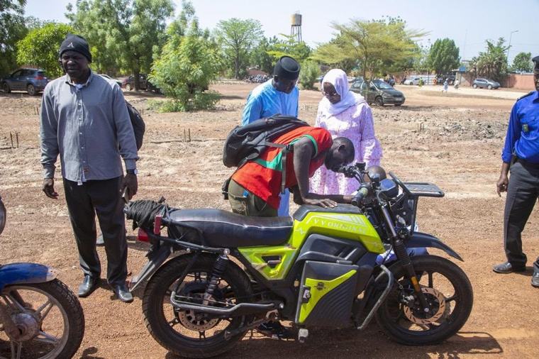 Immatriculation des motos : l’interdiction de circuler complique l’opération dans les villages