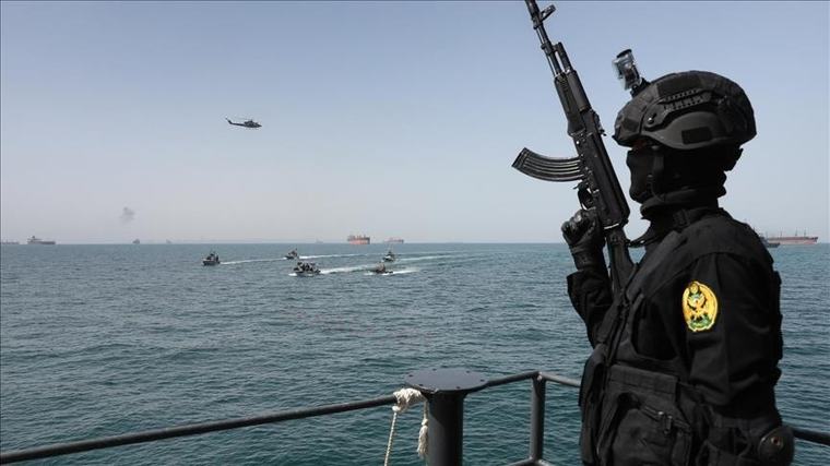 Le Corps des gardiens de la révolution islamique affirme avoir frappé un porte-avions et un destroyer américains