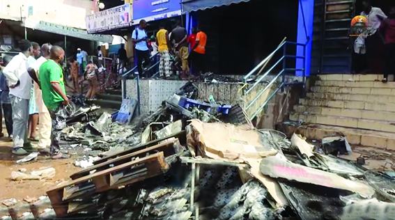 INCENDIE RAVAGEUR AUX HALLES DE BAMAKO, CE SAMEDI : UNE BOUTIQUE ET UN DÉPÔT CONTENANT DIVERSES MARCHANDISES PARTIS EN FUMÉE